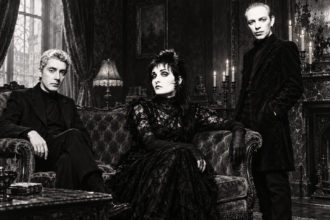 Siouxsie and the Banshees réunis dans un salon victorien sombre en noir et blanc