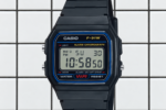 la montre F-91W de la marque Casio en version noire sur un fond de carrelage blanc.
