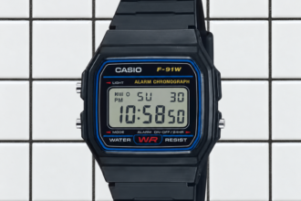la montre F-91W de la marque Casio en version noire sur un fond de carrelage blanc.