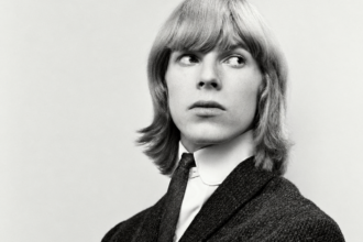 Portrait en noir et blanc de David Bowie utilisé pour la pochette de The Shel Talmy Recordings