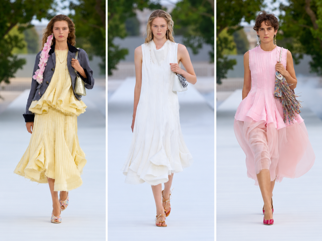 Trois silhouettes Dior printemps-été 2027 à la Paris Fashion Week, avec robes jaune pâle, blanche et rose sur le podium.