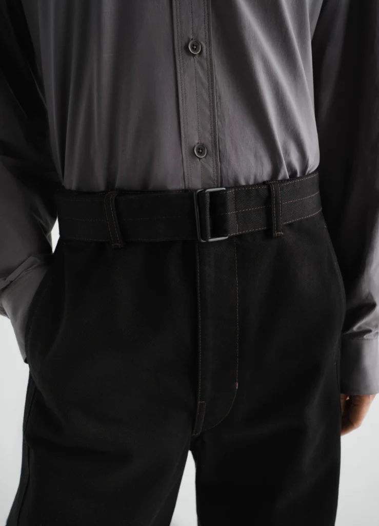 Le Twisted Belted Pants, pantalon emblématique de la marque Lemaire.