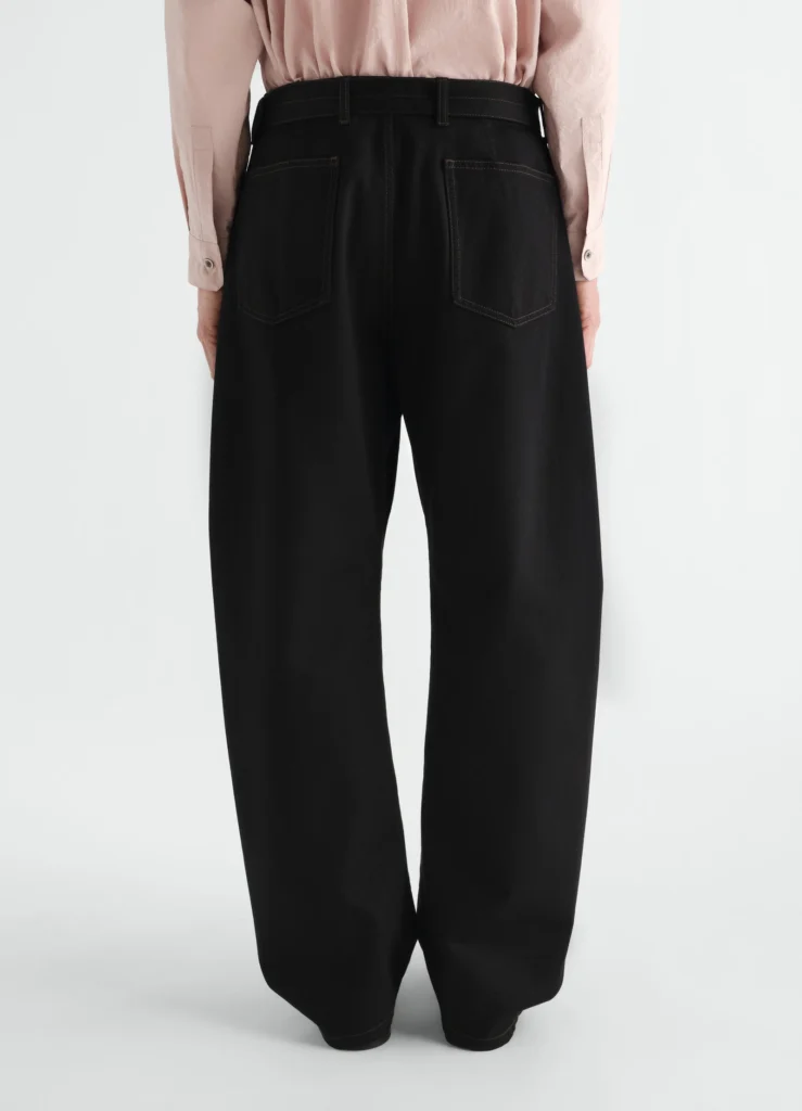 Le Twisted Belted Pants, pantalon emblématique de la marque Lemaire.