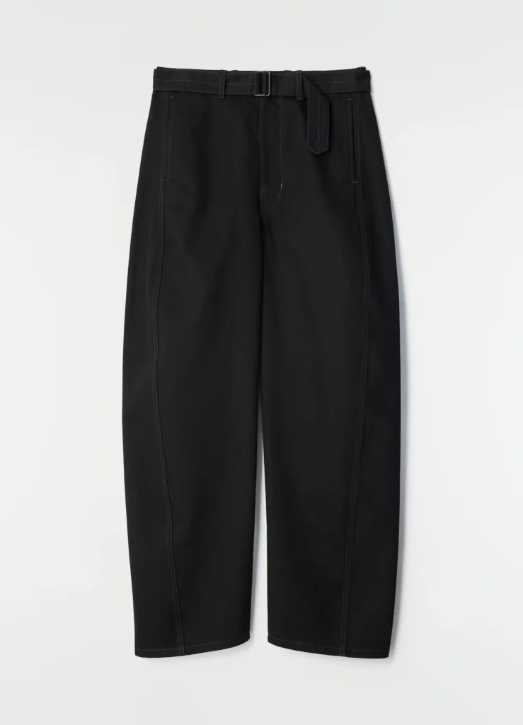 Le Twisted Belted Pants, pantalon emblématique de la marque Lemaire.