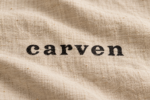Logo Carven noir imprimé sur un tissu en lin beige