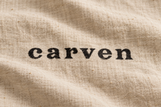 Logo Carven noir imprimé sur un tissu en lin beige