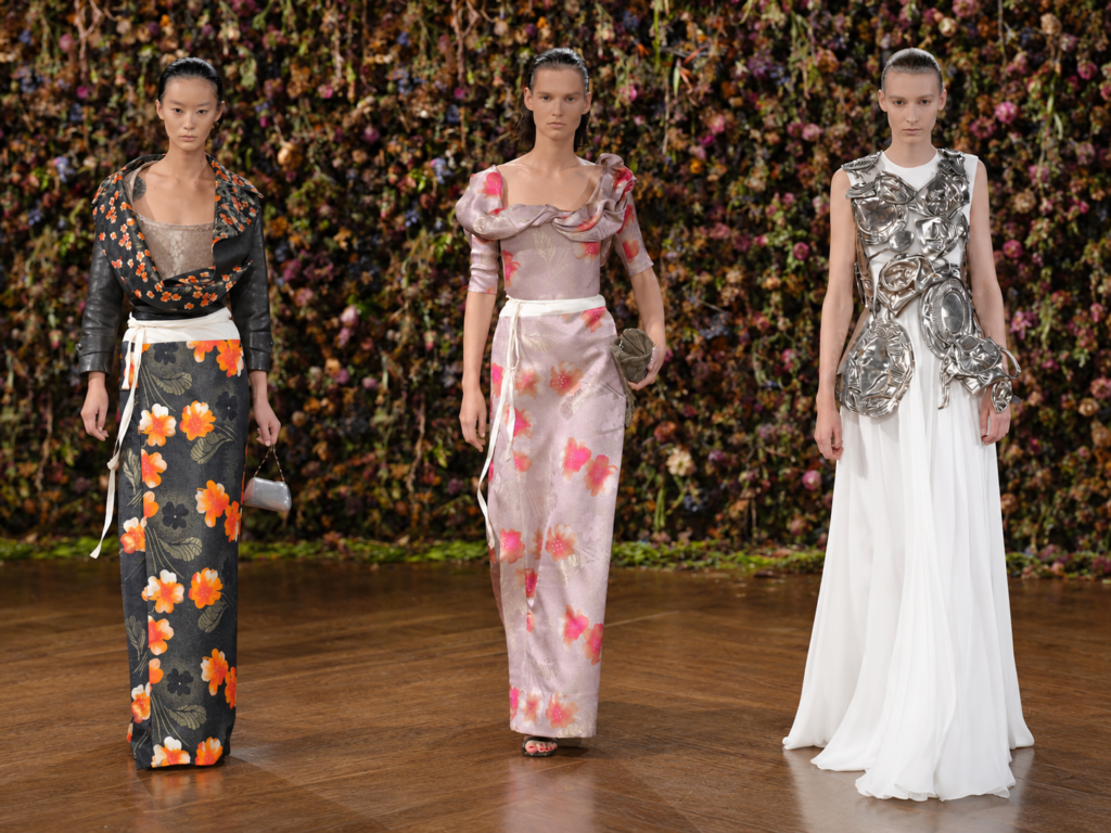 Trois silhouettes du défilé Maison Margiela printemps-été 2027 à la Paris Fashion Week, entre motifs floraux, drapés et volumes métalliques.