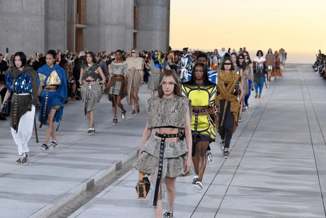 Final du défilé Louis Vuitton Croisière 2023 de Nicolas Ghesquière au Salk Institute en Californie