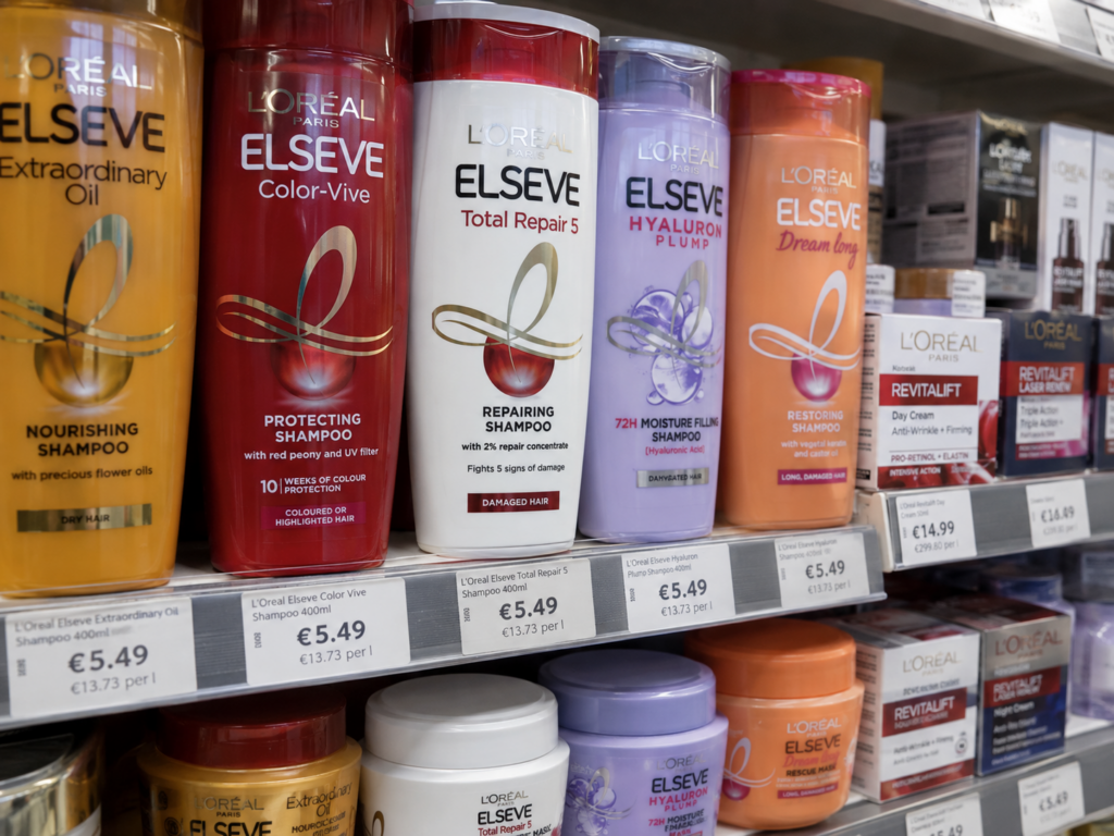 Gros plan illustratif sur des produits L’Oréal Paris disposés dans un rayon de supermarché