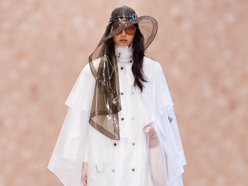 Look blanc Chloé avec cape transparente et grand chapeau au défilé printemps-été 2027 à la Paris Fashion Week.