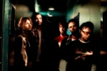 Nothing But Thieves réunis dans un couloir sombre à l’occasion de l’album Stray Dogs.