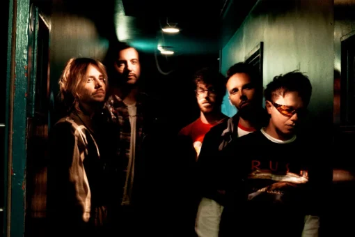 Nothing But Thieves réunis dans un couloir sombre à l’occasion de l’album Stray Dogs.