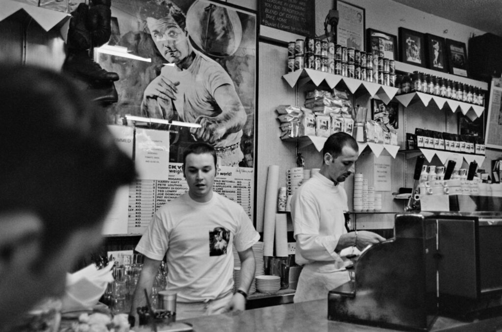 Café de Soho au petit matin évoquant Bar Italia, dernière chanson de Different Class de Pulp.