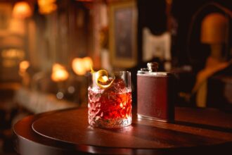 Cocktail Last Orders inspiré de Different Class de Pulp, sur un comptoir de pub londonien.