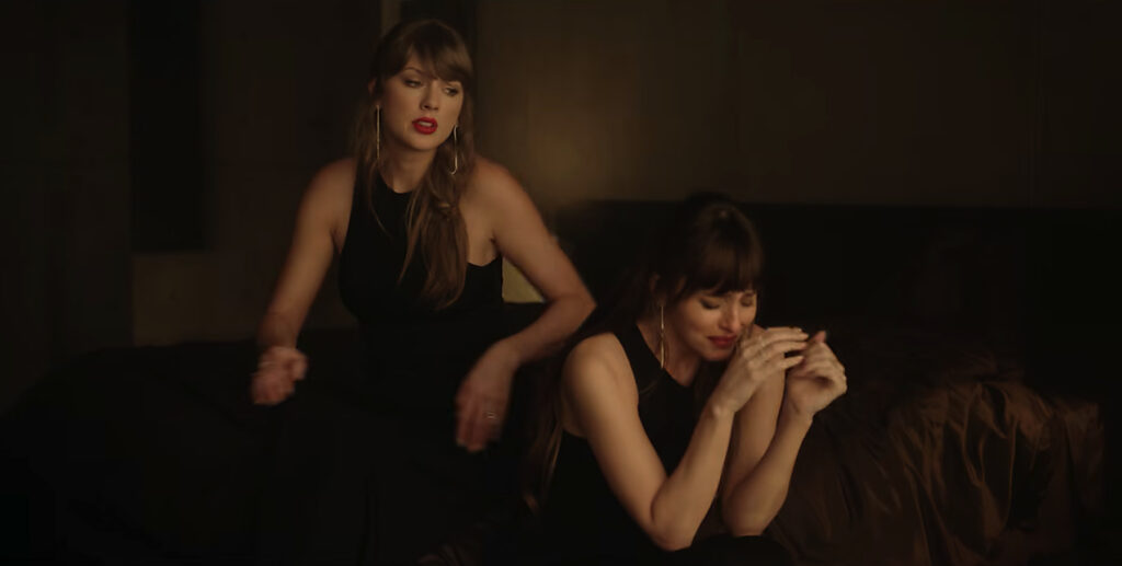 Taylor Swift assise sur un canapé avec Dakota Johnson dans le clip Patient Zero