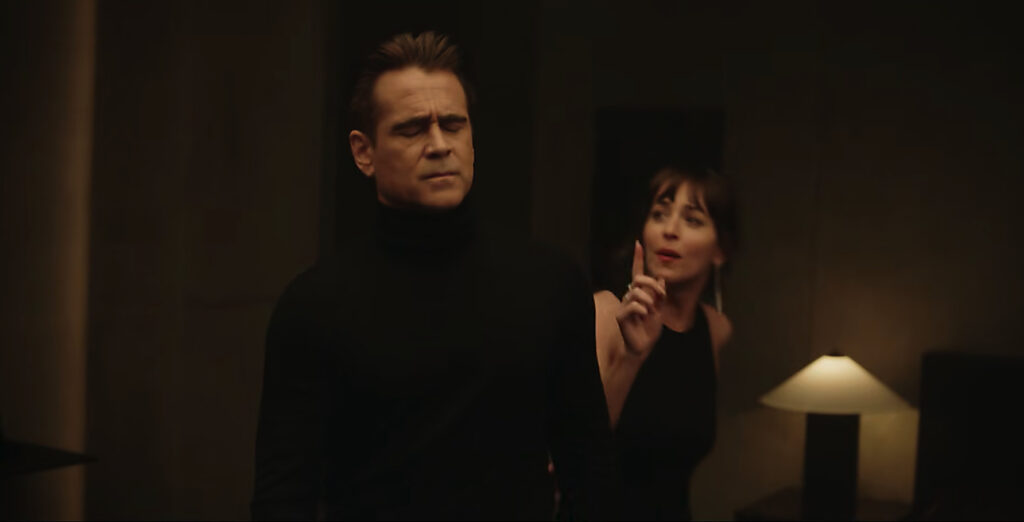 Dakota Jonson et Colin Farell, vêtus de noir dans une scène intérieure du clip Patient Zero de Taylor Swift