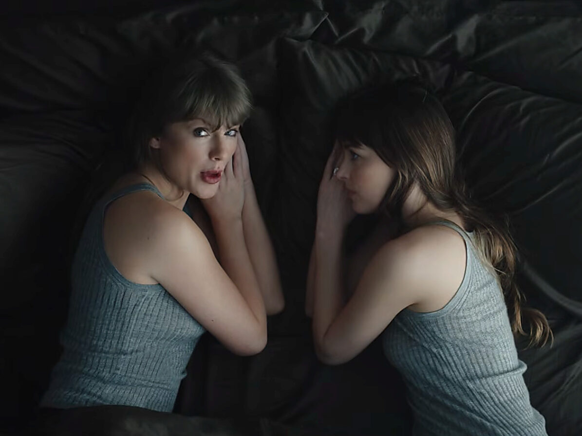 Taylor Swift allongée sur un lit avec Dakota Johnson dans le clip Patient Zero