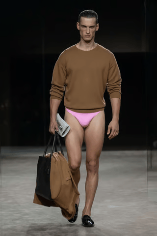 Look homme Tom Ford printemps-été 2027 avec sweat marron, slip rose et grand sac noir à la Paris Fashion Week.