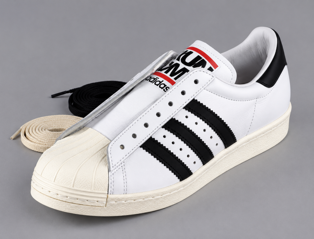 Adidas Superstar Run-DMC blanche à trois bandes noires, sans lacets, avec logo Run-DMC sur la languette.