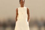 Silhouette en robe blanche longue lors du défilé Balenciaga printemps-été 2027 à la Paris Fashion Week.