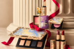Collection Bobbi Brown x The Met avec palette de huit fards, rouges à lèvres et poudres dans des boîtiers ornés d'œuvres d'art, entourés d'un ruban rouge.
