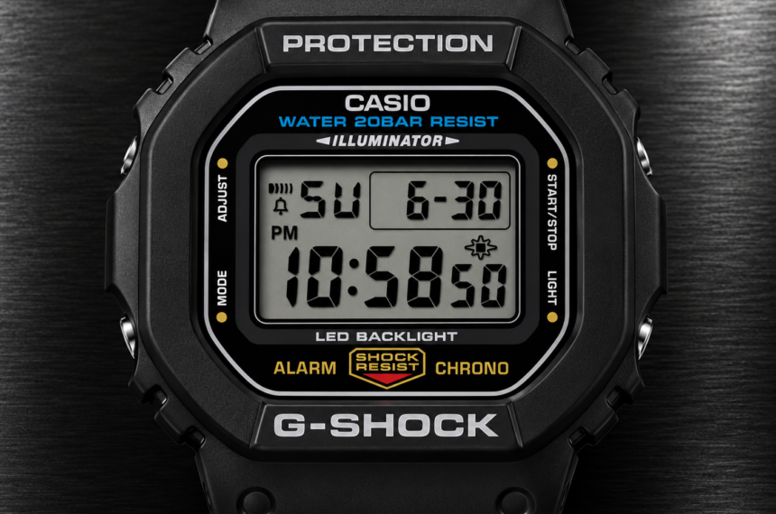 Gros plan sur le cadran numérique de la Casio G-Shock DW-5600UE-1, avec boîtier carré en résine noire sur fond de métal brossé.