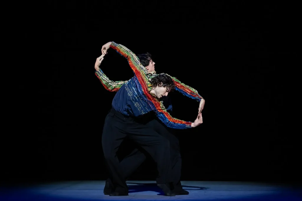 Hugo Marchand et Germain Louvet dansent Rings of Saturn à l’Opéra de Paris, vêtus de costumes Chanel multicolores.