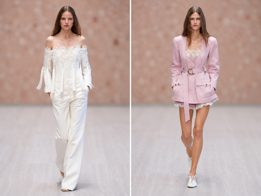Deux silhouettes du défilé Chloé printemps-été 2027 à la Paris Fashion Week, en blanc et rose pâle, sur un podium au fond flouté.