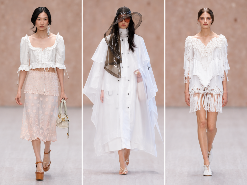 Trois silhouettes blanches du défilé Chloé printemps-été 2027 à la Paris Fashion Week, présentées en triptyque sur fond de podium flouté.