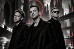 Illustration de Depeche Mode en noir et blanc dans un décor urbain gothique, avec un halo rouge et des éclairages néon discrets.