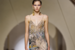 Mannequin portant une robe longue brodée Givenchy printemps-été 2027 lors de la Paris Fashion Week.