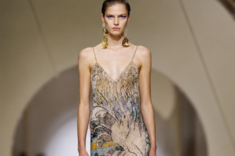 Mannequin portant une robe longue brodée Givenchy printemps-été 2027 lors de la Paris Fashion Week.