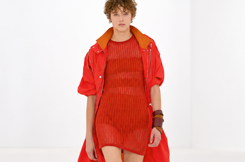 Mannequin en robe maille rouge et long manteau rouge lors du défilé Hermès printemps-été 2027 à Paris.