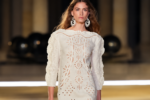 Mannequin portant une robe blanche ajourée lors du défilé Isabel Marant printemps-été 2027 à la Paris Fashion Week.