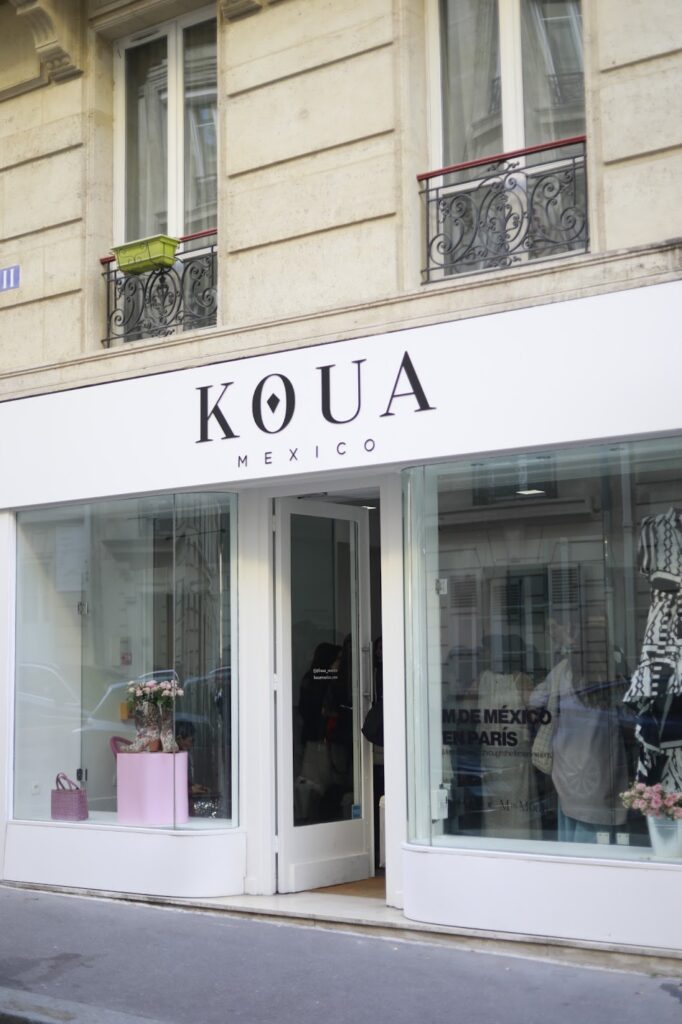 Façade de la boutique KOUA México à Paris, avec son enseigne blanche, ses grandes vitrines et son entrée ouverte.