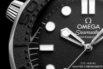 Gros plan du cadran noir texturé de l’Omega Seamaster Diver 300M Spectre, avec aiguilles et index blancs.
