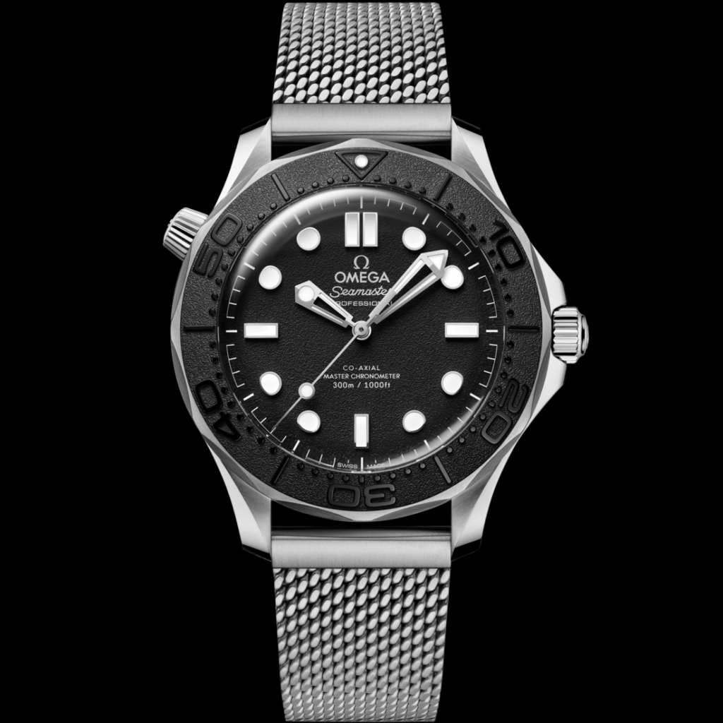 Omega Seamaster Diver 300M Spectre vue de face, cadran noir, lunette graduée et bracelet en maille métallique.