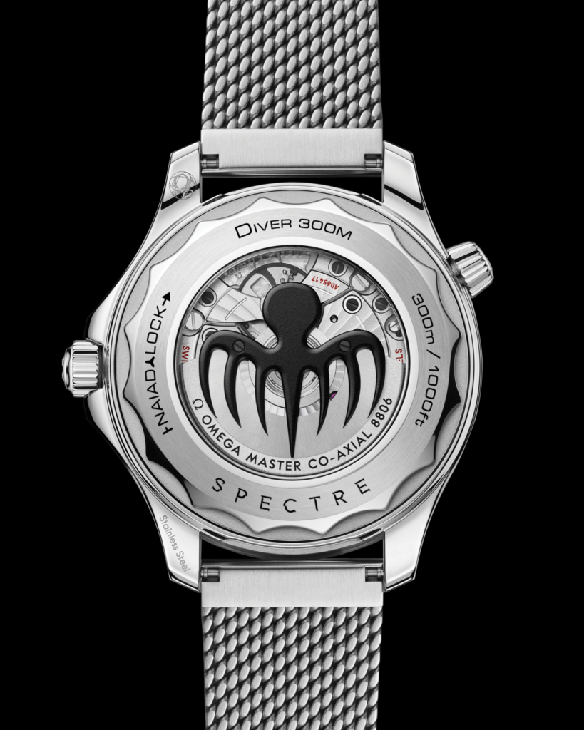 Fond transparent de l’Omega Seamaster Diver 300M Spectre dévoilant le calibre 8806 et un rotor noir en forme de pieuvre.