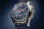 Patek Philippe 5978P-010 en platine, cadran bleu avec compteurs de chronographe et bracelet bleu à surpiqûres rouges.