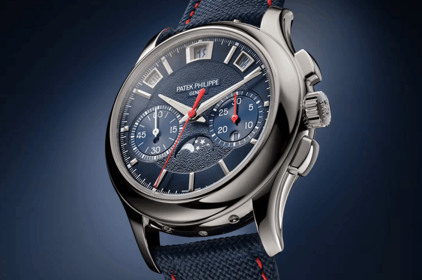 Patek Philippe 5978P-010 en platine, cadran bleu avec compteurs de chronographe et bracelet bleu à surpiqûres rouges.