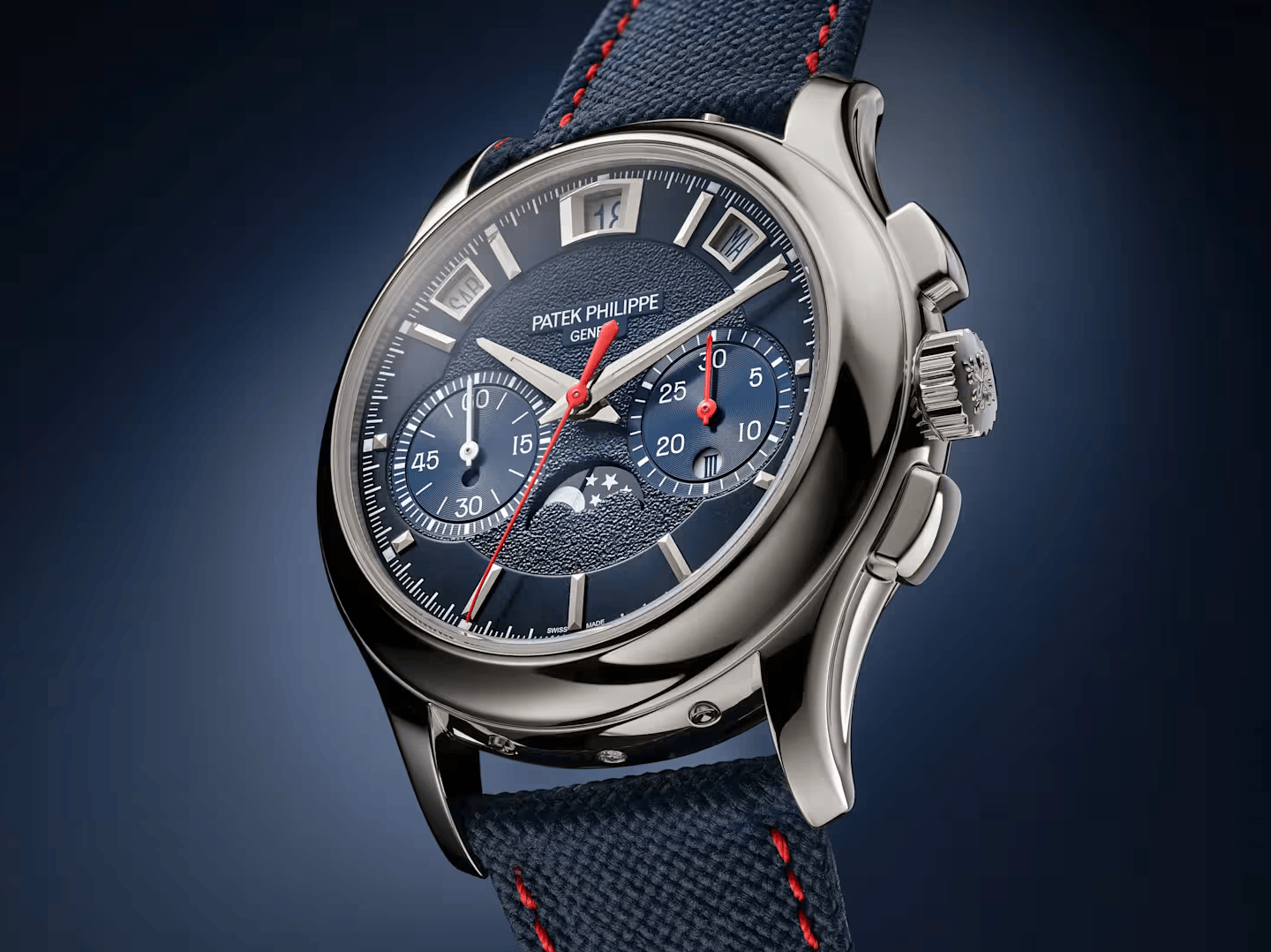 Patek Philippe 5978P-010 en platine, cadran bleu avec compteurs de chronographe et bracelet bleu à surpiqûres rouges.