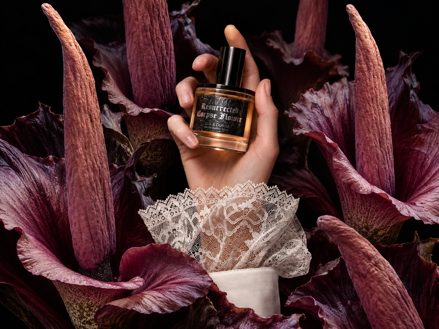 Flacon du parfum Resurrected Corpse Flower de D.S. & Durga entouré de fleurs Amorphophallus gigas aux teintes pourpres.