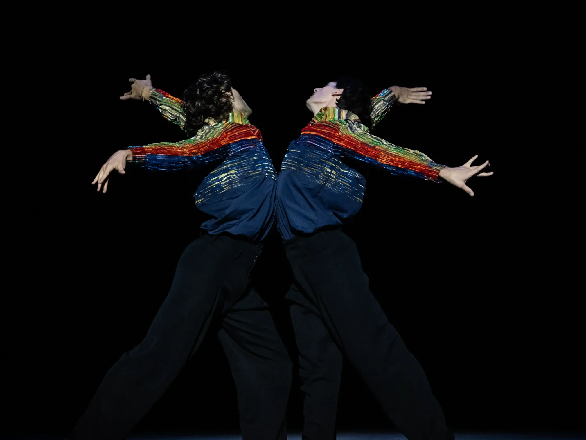 Hugo Marchand et Germain Louvet dans Rings of Saturn, bras courbés et costumes Chanel colorés sur scène.