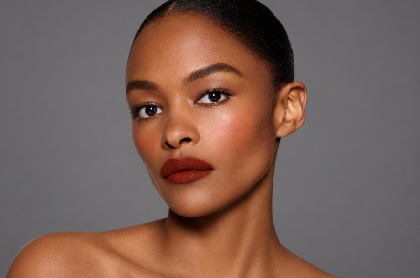 Mannequin portant un rouge à lèvres rouge brique au fini mat, dans un portrait beauté illustrant Rouge Victoria de Victoria Beckham Beauty.