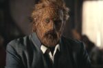 Alexander Skarsgård dans Wicker, le visage recouvert d’un masque en osier tressé, vêtu d’un costume sombre.
