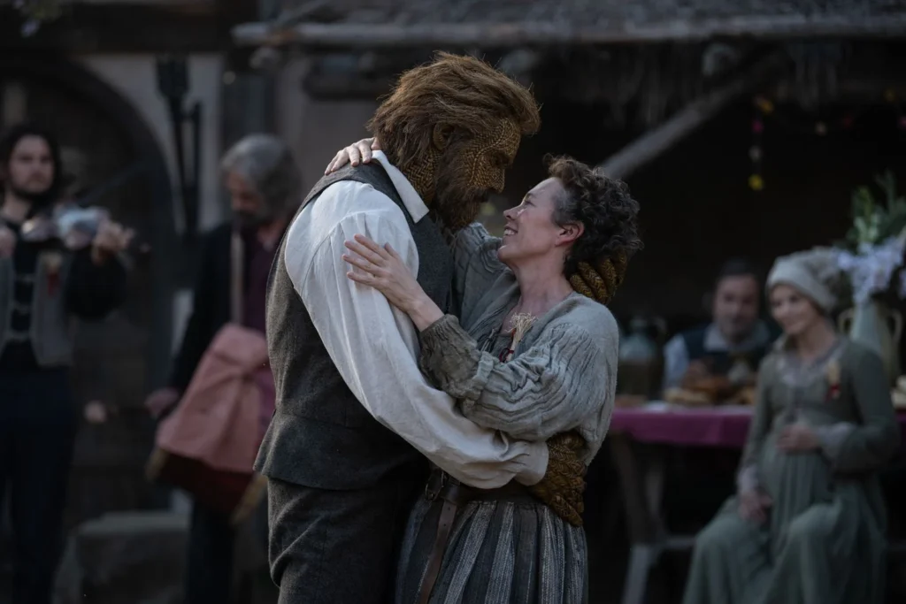 Olivia Colman et Alexander Skarsgård s’enlacent dans Wicker, lors d’une fête de village, le visage de l’acteur tressé d’osier.